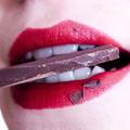 Žena s komadom čokolade u ustima