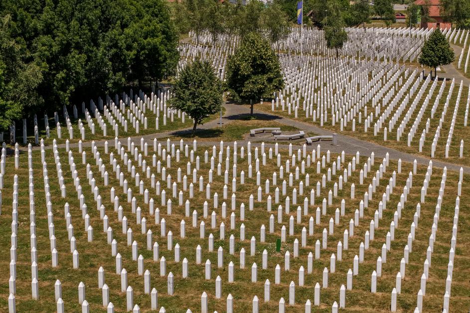 Srebrenica: Pogled iz zraka na Memorijalni centar u Potočarima
