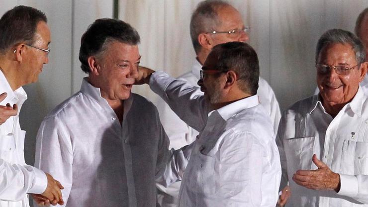 Predsjednik Kolumbije i zapovjednik FARC-a u trenutku potpisivanja mira