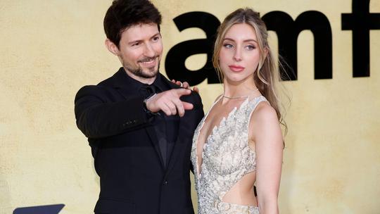 Pavel Durov mit Begleitung bei der 31. amfAR Gala Cannes im Rahmen des Festival de Cannes 2025 / 78. Internationale Filmfestspiele von Cannes im Hôtel du Cap-Eden-Roc. Antibes, 22.05.2025