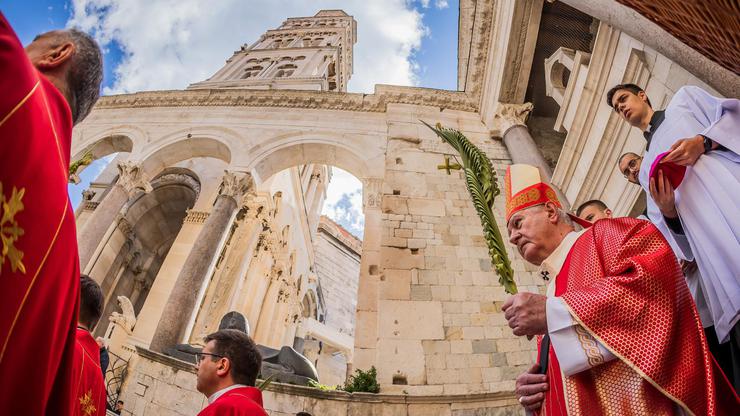 Split: Splitsko makarski nadbiskup Zdenko Križić predvodio misu na Cvjetnicu u katedrali sv Dujma