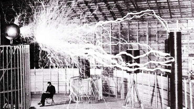 Nikola Tesla u laboratoriju u Colorado Springsu 1899.