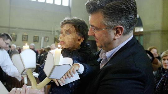 Andrej Plenković sa sinom na misi