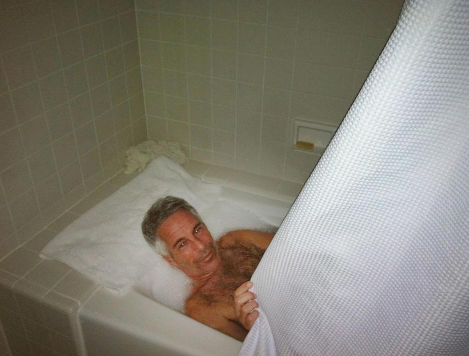 As the US House Oversight Committee looks into Jeffrey Epstein and his relationships, this is an evidence photograph showing Epstein laying in a bathtub. | Author: Profimedia