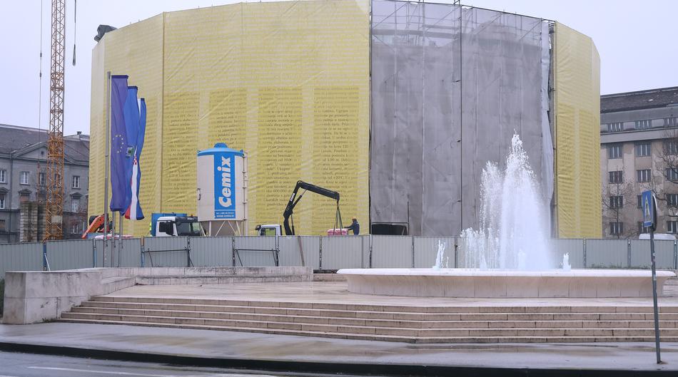 &Zcaron;uto platno obavilo je Me&scaron;trovi&cacute;ev paviljon. &Scaron;to na njemu pi&scaron;e?