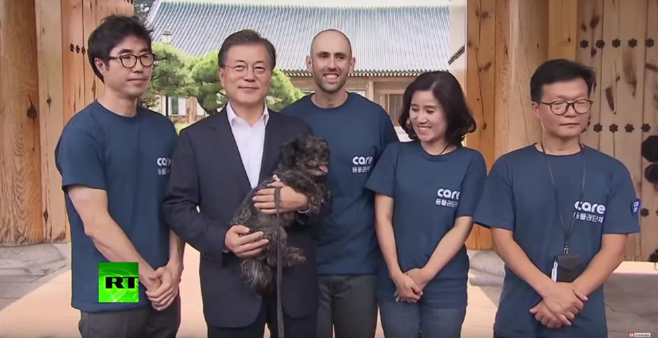 Predsjednik J. Koreje Moon Jae-in i njegov pas Tori što ga je udomio