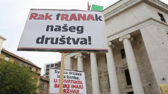Članovi udruge Franak prosvjedovali ispred HNB-a i tražili ostavku guvernera Vujčića