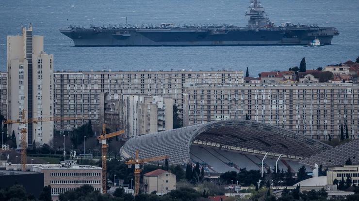 Kozjak: Pogled s Kozjaka na Split i najveći ratni brod na svijetu USS Gerald Ford