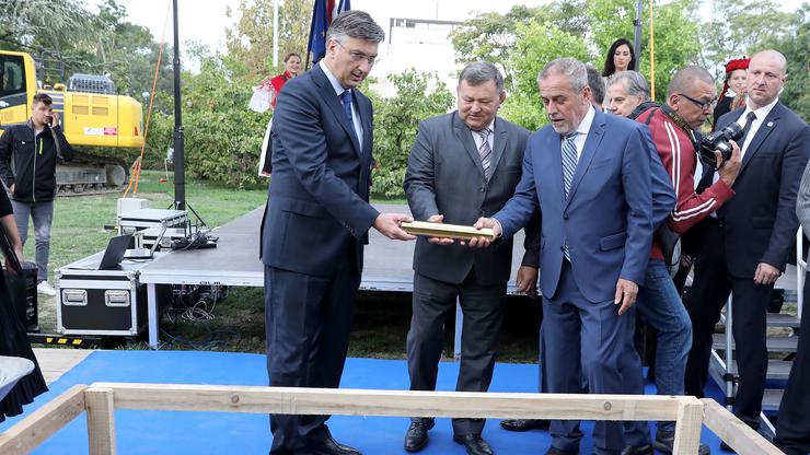 Milan Bandić, Mladen Markač i Andrej Plenković na postavljanju kamena temeljca Spomeniku domovini 2019.