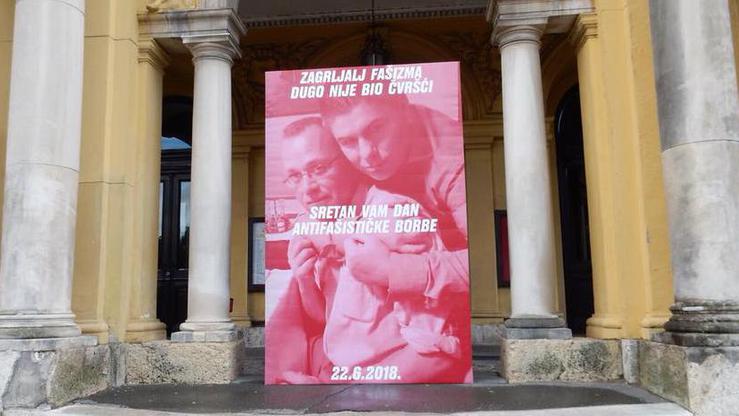 Plakat sa Zlatkom Hasanbegovićem i Velimirom Bujancem ispred HNK, 22. lipnja 2018.