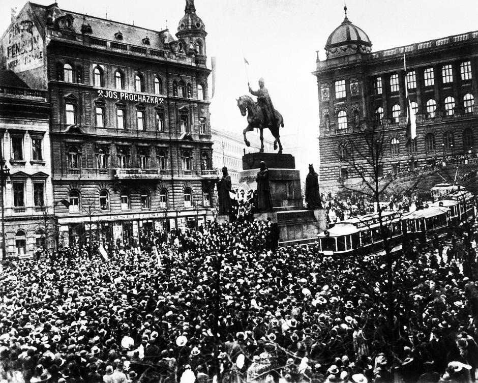 Praha, Václavské náměstí, manifestace, shromáždění, vznik ČSR, říjen 1918, socha sv. Václava, svatého, vlajka, vztyčení československé vlajky, tramvaj, dav lidí, lidé, Národní muzeum budova, pomník, JOS procházka nápis, dům, budova | Author: Profimedia