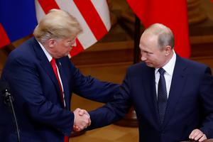 Donald Trump i Vladimir Putin rukuju se nakon sastanka u Helsinkiju