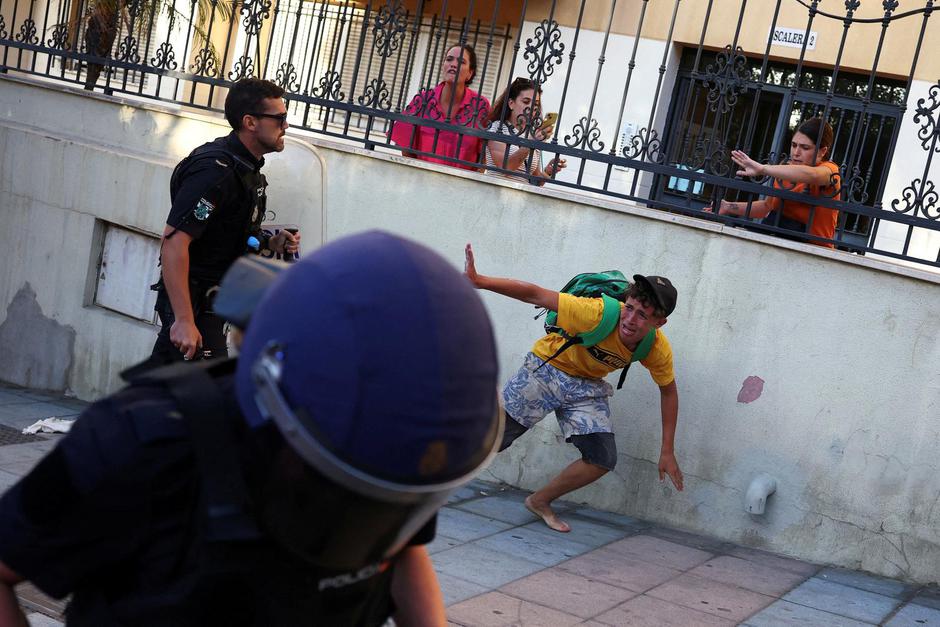 Mass crossings of migrants on foot and by sea from Morocco into Spanish territory, in Ceuta | Author: PEDRO NUNES/REUTERS