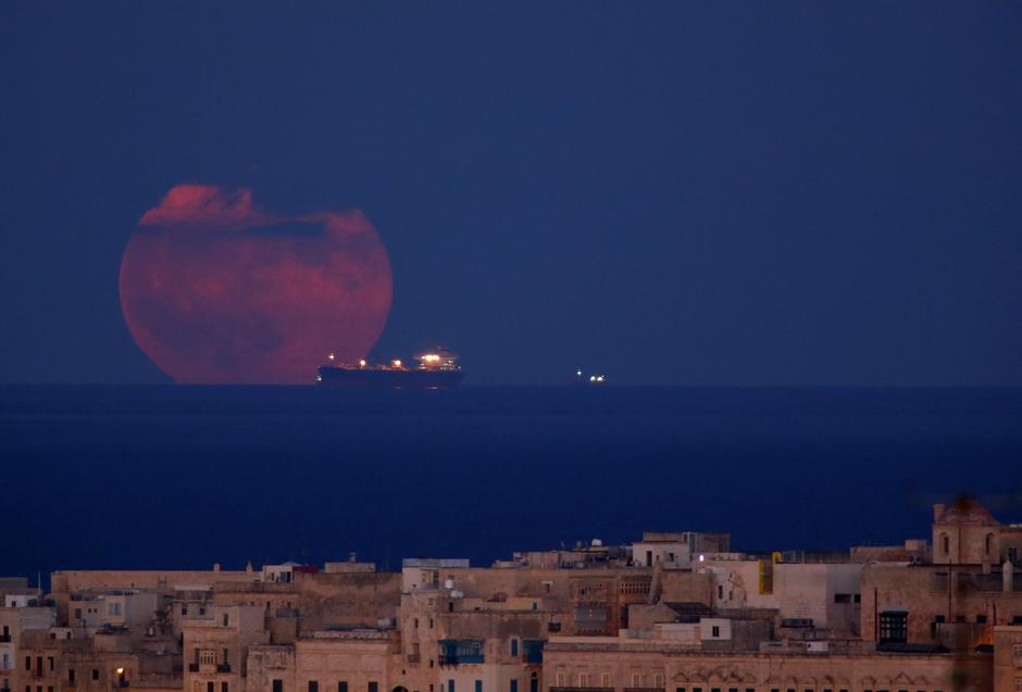 Pun mjesec iznad La Valette na Malti | Author: DARRIN ZAMMIT LUPI/REUTERS/PIXSELL