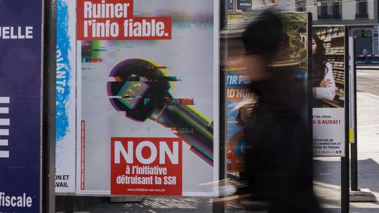 Non-political party poster encouraging to vote against the funding cuts for the SRG SSR (Swiss Broadcasting Corporation) in Geneva