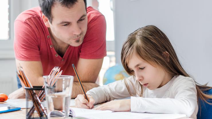 Otac pomaže kćerki napraviti domaću zadaću