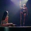 Jennifer Lopez i Consance Wu u filmu "Hustler"