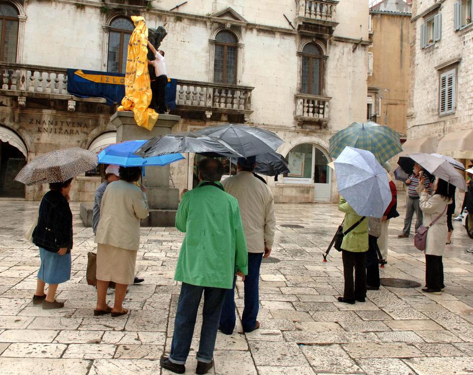 Split: Spomenik Marka Maruli?a prekriven je Kerumovim žutim vre?icama | Author: Tino Juric