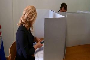 Kolinda Grabar Kitarović slika svoj glasački listić