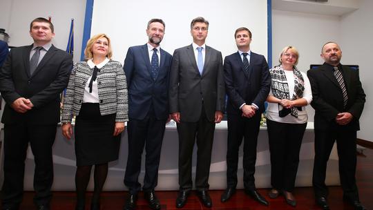 U sredini Pavo Barišić i Andrej Plenković, ministar znanosti i premijer