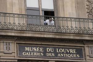 Louvre Museum closed after armed robbery targets crown jewels in Paris