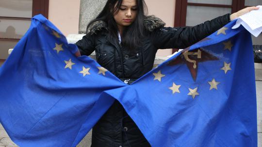 Kristina Ćurković trga zastavu Unije