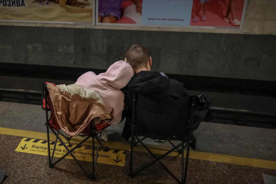 People take shelter inside a metro station during a Russian missile and drone attack, in Kyiv | Author: ALINA SMUTKO/REUTERS