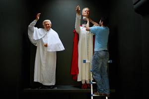 Papa Ivan Pavao II. i Benedikt XVI, voštane figure