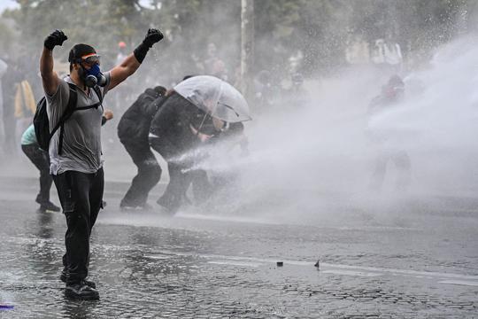 Paris, France. 13th Oct, 2026. High school and autonomous protesters clash with riot police in Paris on October 13, 2026. - 13/10/2026 - France/Ile-de-France (region)/Paris - Julien Mattia/Le Pictorium Credit: LE PICTORIUM/Alamy Live News