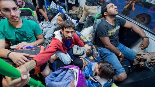 Emigrante sa željezničkog kolodvora prevoze do austrijske granice