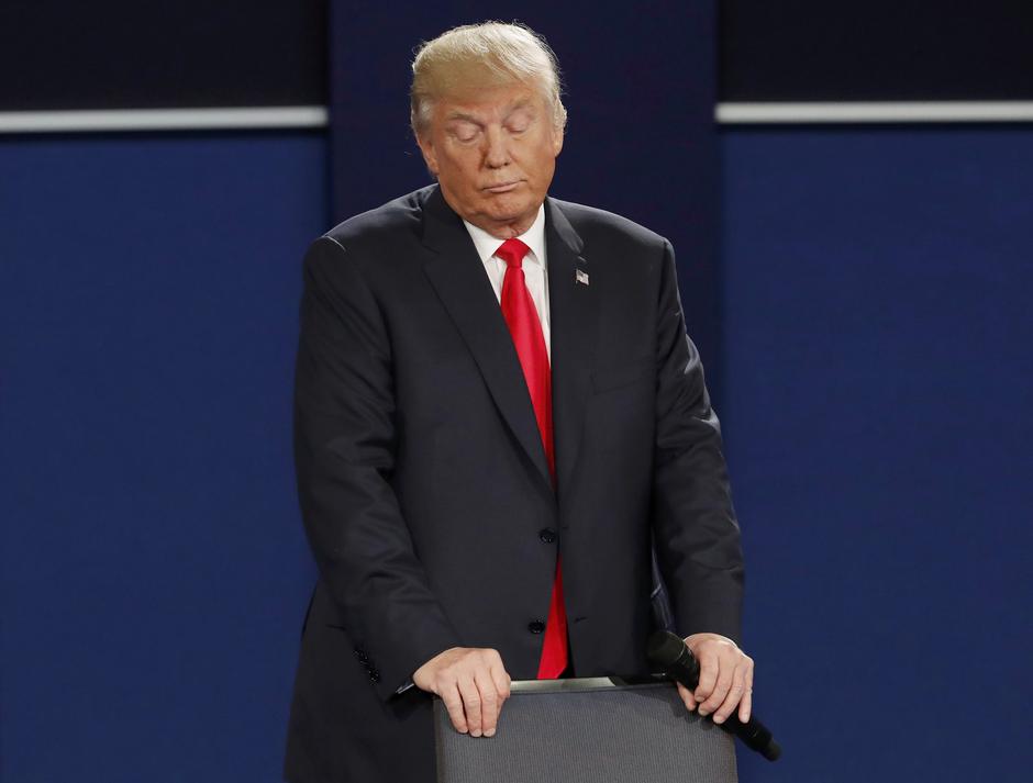 Donald Trump drži stolac tijekom druge predsjedničke debate | Author: REUTERS/Jim Young
