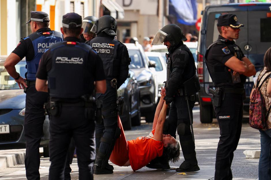 Eviction of Maricarmen Abascal from the Madrid home where she had lived for more than seven decades after the apartment was acquired by an investment fund | Author: Susana Vera