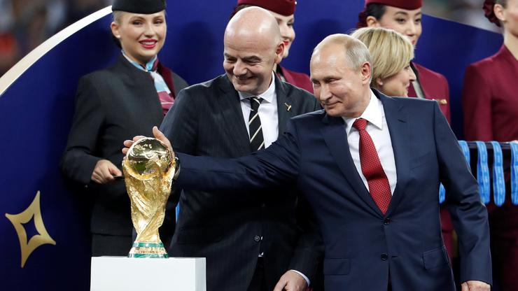 Ruski predsjednik Vladimir Putin gladi trofej svjetskih prvaka