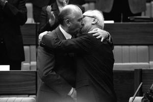 Historischer Bruderkuss zwischen Erich Honecker (GDR/Staats- und Parteichef der DDR) und Michail Gorbatschow (li./URS/P