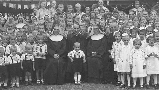 Alojzije Stepinac s djecom prije 2. svjetskog rata