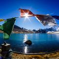 Sikkim - jezero u Himalaji i molitvene zastavice