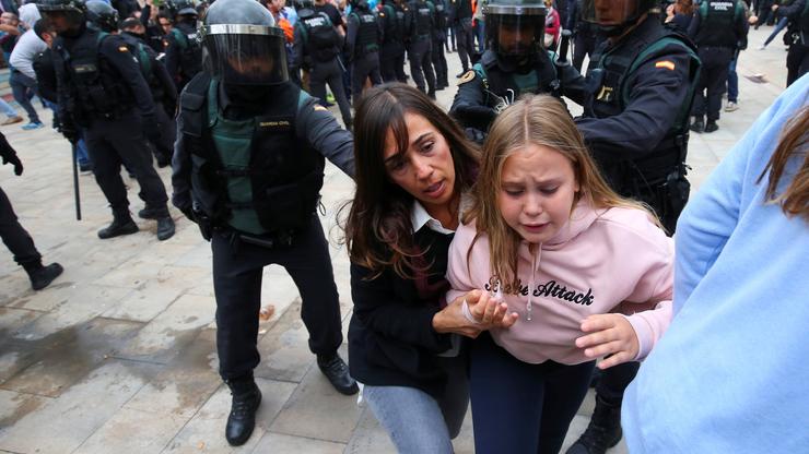 Policija privodi prosvjednike u Kataloniji