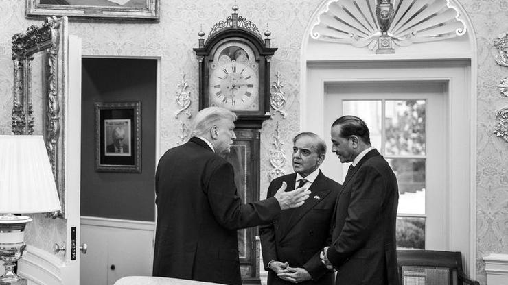 President Donald Trump speaks with Prime Minister Shehbaz Sharif and Field Marshal Asim Munir of Pakistan, Thursday, September 25, 2025, in the Oval Office after a meeting. (Official White House Photo by Daniel Torok)