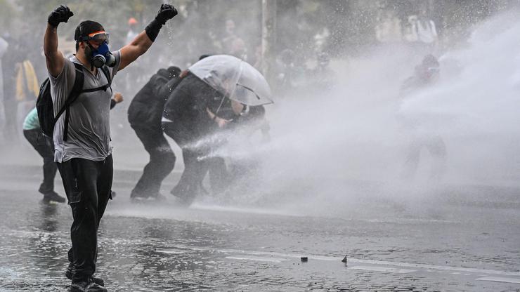 Paris, France. 13th Oct, 2026. High school and autonomous protesters clash with riot police in Paris on October 13, 2026. - 13/10/2026 - France/Ile-de-France (region)/Paris - Julien Mattia/Le Pictorium Credit: LE PICTORIUM/Alamy Live News