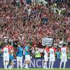 Hrvatska reprezentacija zahvaljuje se navijačima nakon poraza u finalu Svjestkog prvenstva