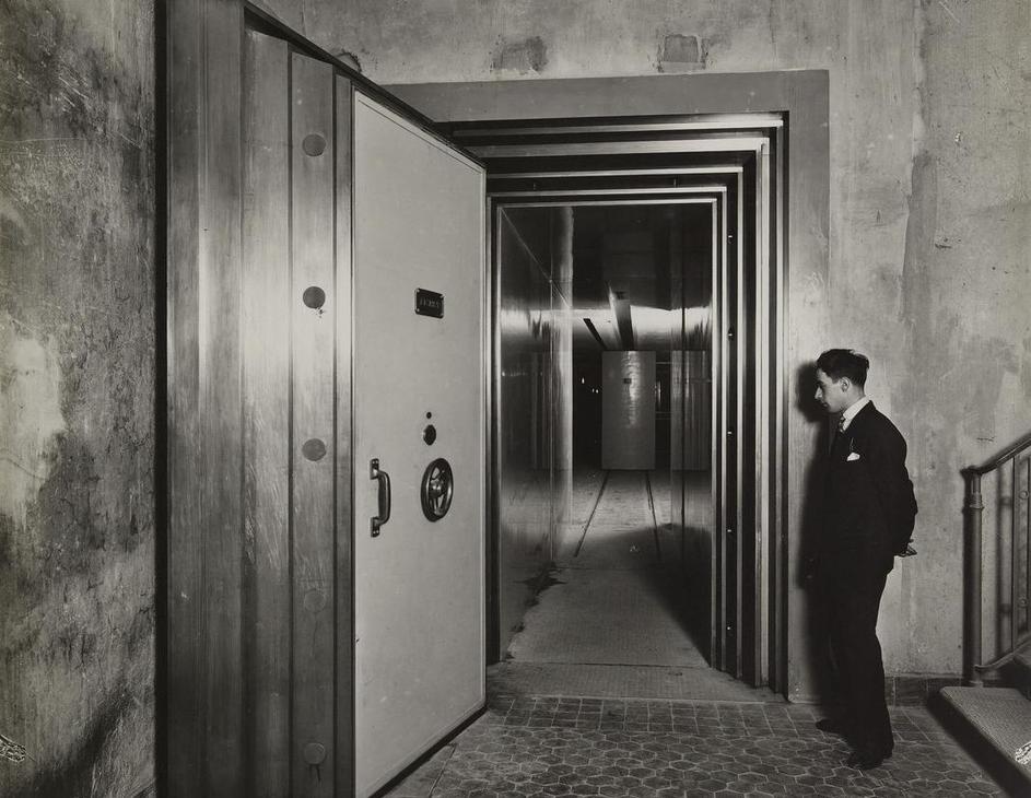 Anonymous, Access door with locking system, underground room of the Banque de France