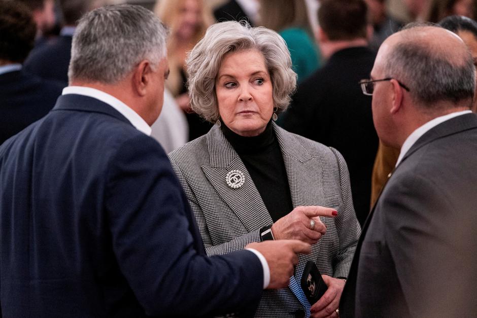 FILE PHOTO: White House Chief of Staff Susie Wiles speaks with fellow attendees during a reception for Sergio Gor, the recently sworn-in U.S. Ambassador to India, at the Kennedy Center in Washington | Author: NATHAN HOWARD/REUTERS