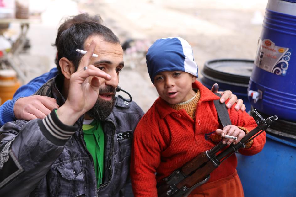 Militant FSA u Alepu u društvu sinčića koji drži Kalašnjikov