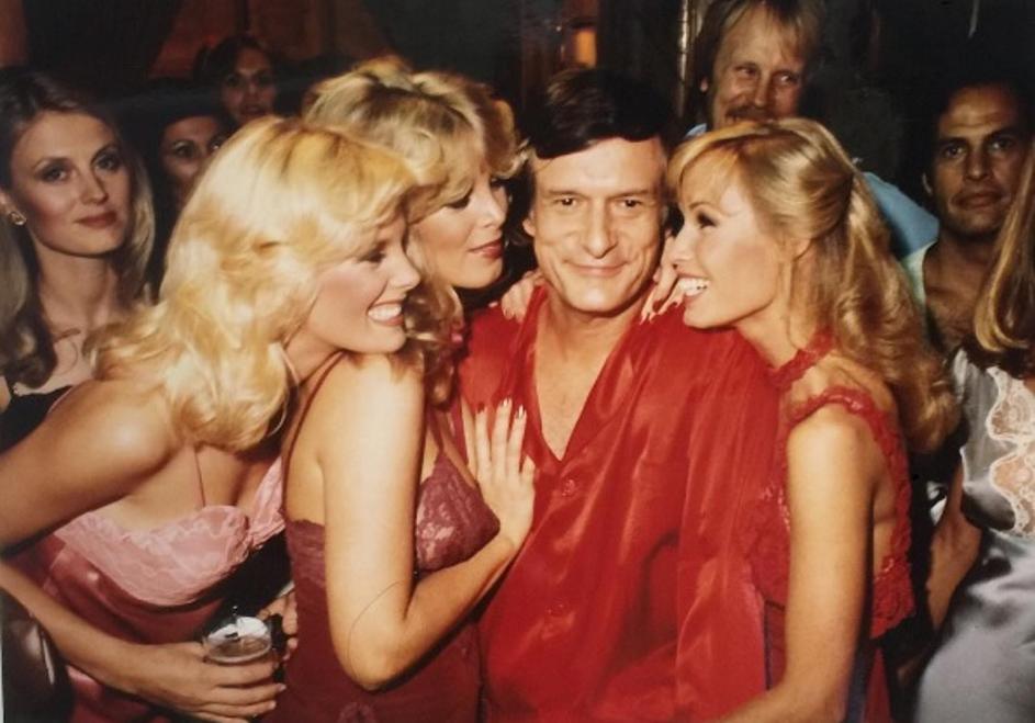 Hugh Hefner u raznim pozama sa svojim zečicama