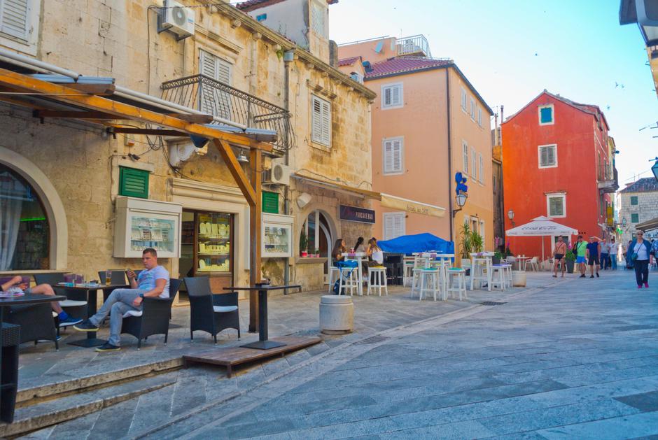 Listun street, with restaurants and cafes, Makarska, Dalmatia, Croatia | Author: Profimedia