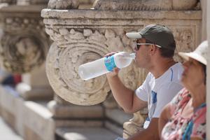 Turist pije vodu iz boce