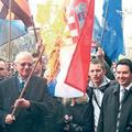 Vojislav Šešelj pali hrvatsku zastavu