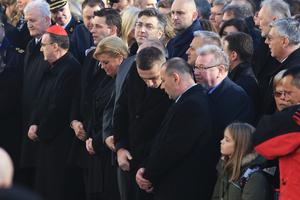 Uzvanici prate prigodni program povodom 25. obljetnice stradanja Vukovara