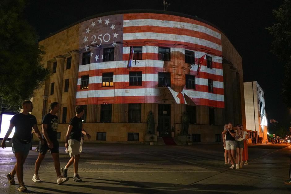 Banja Luka: Palača Republike u Banjoj Luci osvijetljena je bojama americke zastave uz sliku Donalda Trumpa | Author: Dejan Rakita/PIXSELL