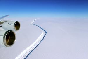 Ledena ploča Larsen C na Antarktičkom poluotoku, pukotina na kojoj se raspada